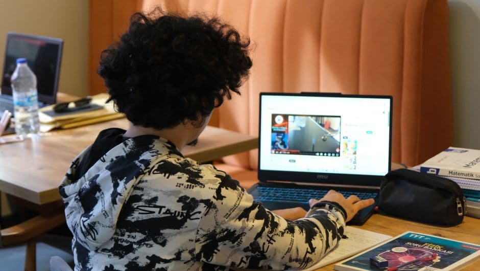 घरमै बसेर ज्ञान बटुल्नुहोस्: नेपाली विद्यार्थीका लागि उत्कृष्ट अनलाइन सिकाई प्लेटफर्महरू